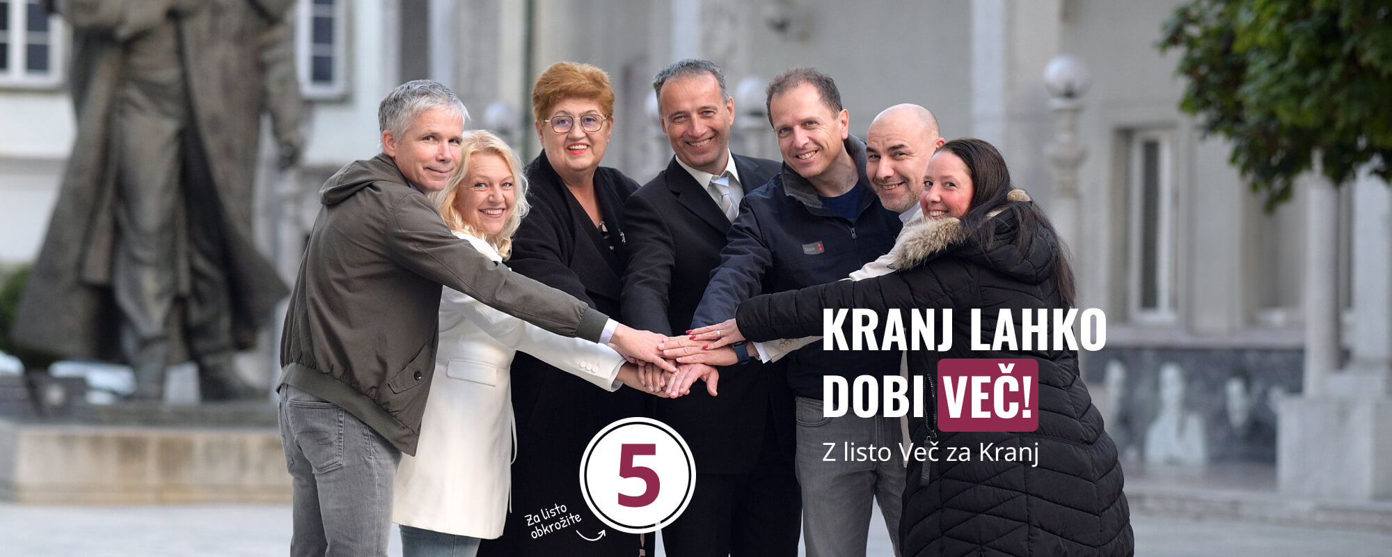 Kandidati liste Več za Kranj si podajajo roke. V slogi je moč!